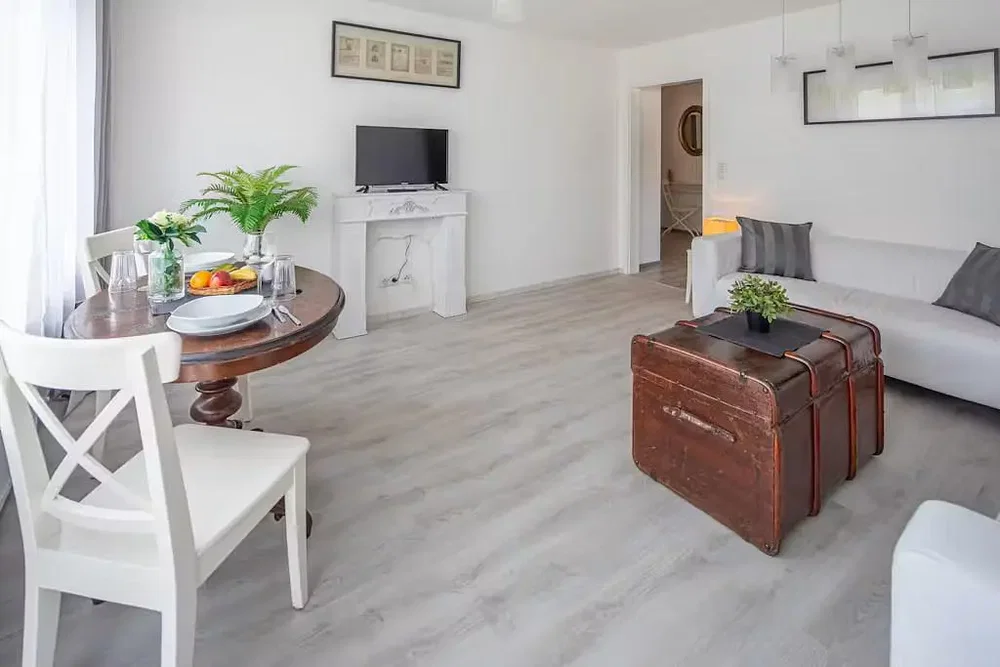 Sala de estar; luz natural, estilo moderno, chão de madeira