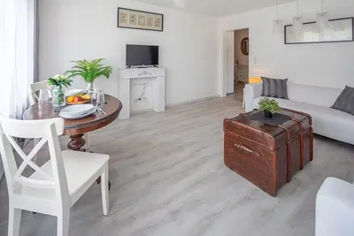 Sala de estar; luz natural, estilo moderno, chão de madeira