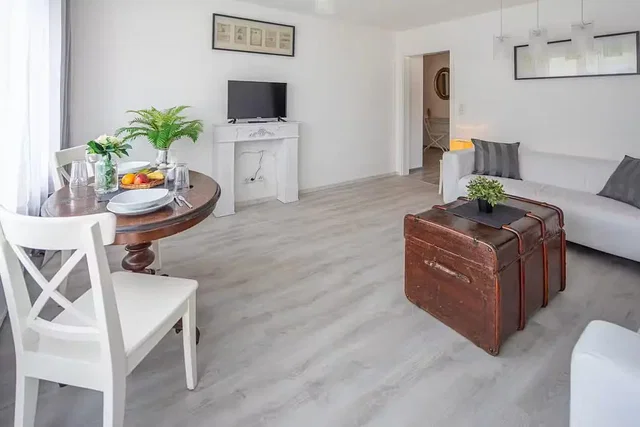 Obývačka; prirodzené svetlo, moderný štýl, drevená podlaha