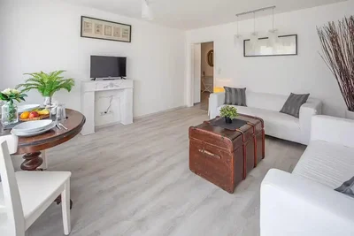 Sala de estar; luz natural, estilo moderno, chão de madeira