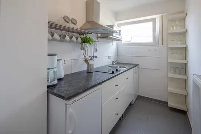 Cozinha; eletrodomésticos, chão de azulejo, luz natural