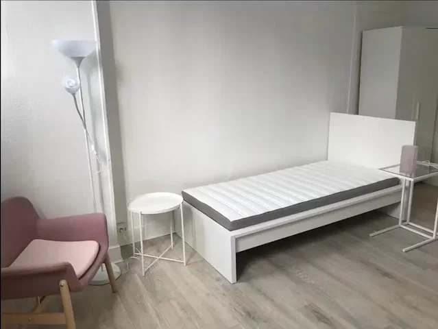 Ložnice; dřevěná podlaha, přirozené světlo