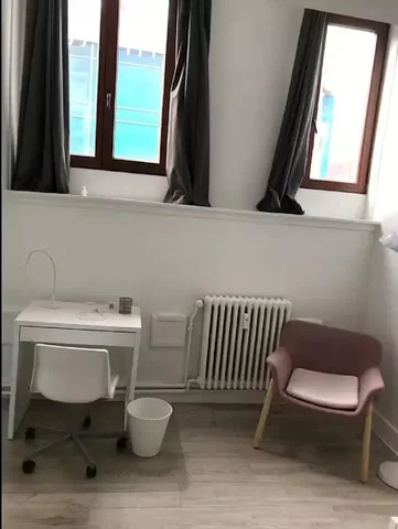 Ostatní; přirozené světlo, dřevěná podlaha