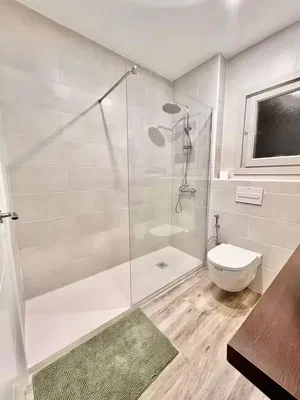 Toilet; tegelvloer, natuurlijk licht