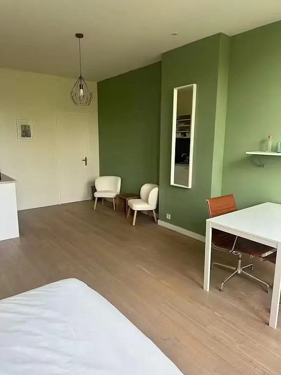 Slaapkamer; houten vloer, natuurlijk licht