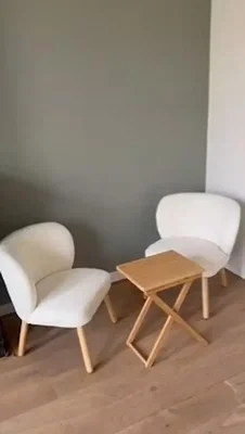 Salon; podłoga drewniana, światło dzienne