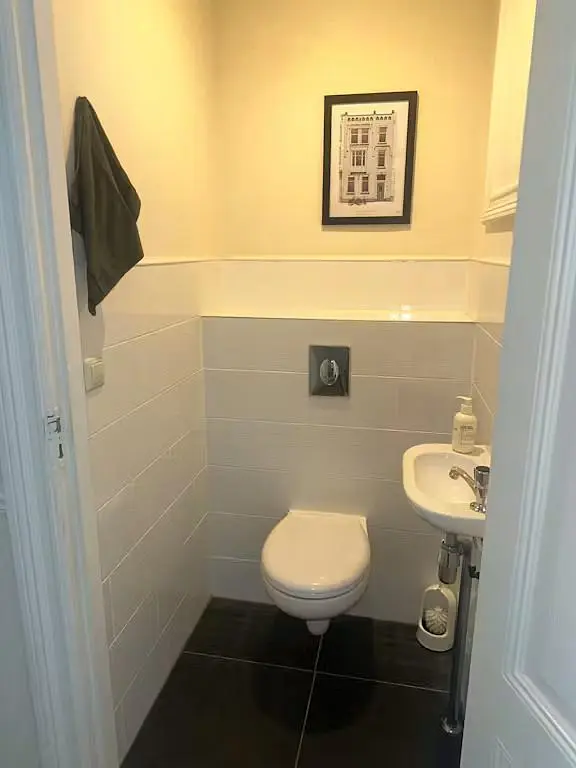 Toilettes; carrelage, lumière naturelle