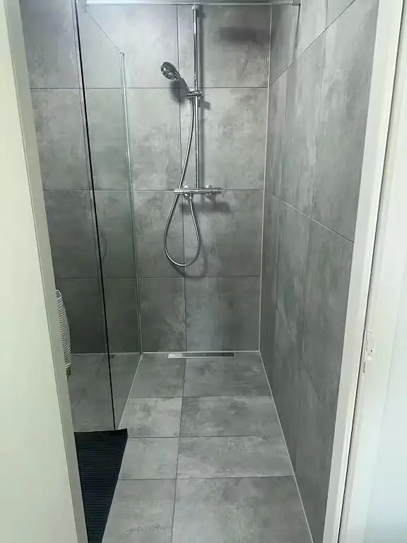 Toilettes; carrelage, rénové, lumière naturelle