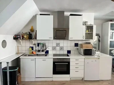 Kuhinja; kuhinjski aparati, drveni pod, prirodno svjetlo
