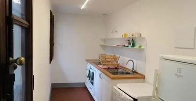 Kuchyně; kuchyňské spotřebiče, dřevěná podlaha, přirozené světlo