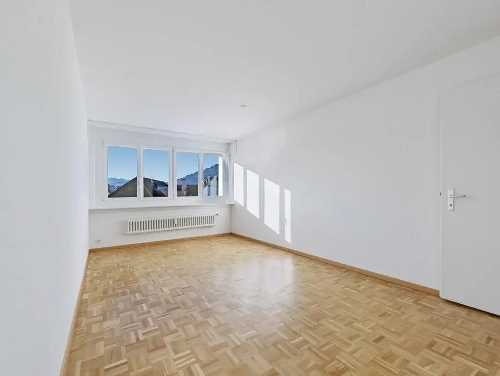 Obývací pokoj; dřevěná podlaha, přirozené světlo, výhled