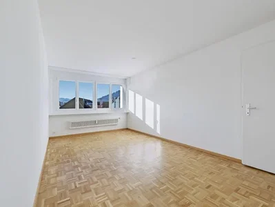 Obývací pokoj; dřevěná podlaha, přirozené světlo, výhled