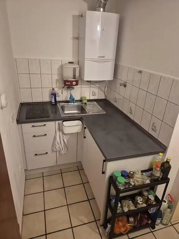 Keuken; tegelvloer, boiler