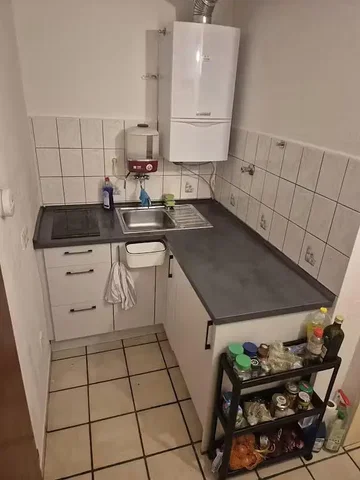 Cucina; pavimento in piastrelle, scaldabagno