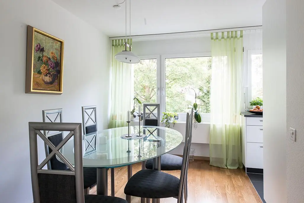 Wohnzimmer; tageslicht, holzboden