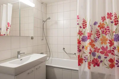 Badezimmer; fliesenboden, tageslicht
