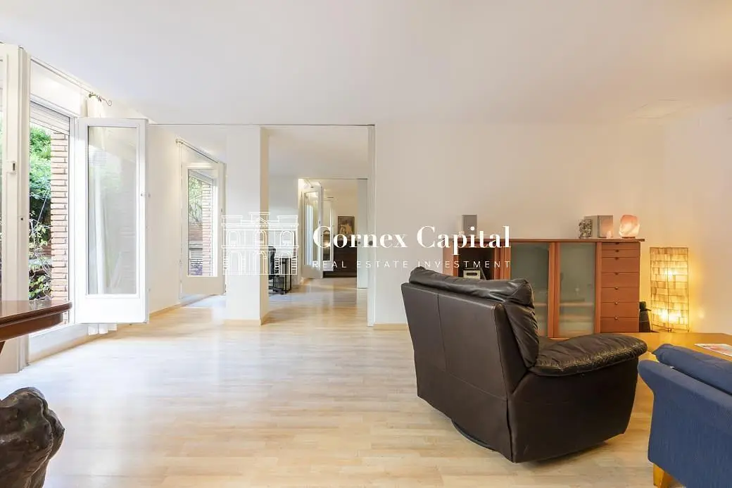 Woonkamer; houten vloer, natuurlijk licht