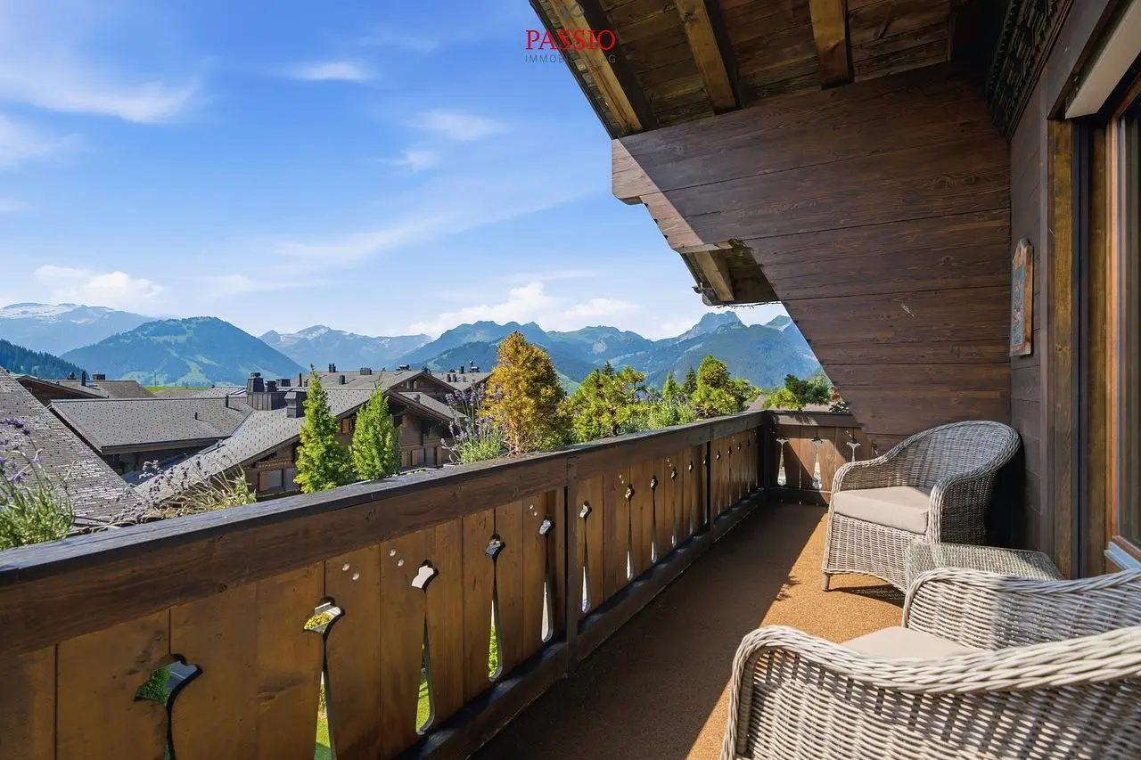 Balcon; vue, poutres en bois, lumière naturelle
