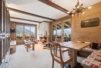 Salon; cheminée, poutres en bois, parquet, lumière naturelle, style rustique, vue