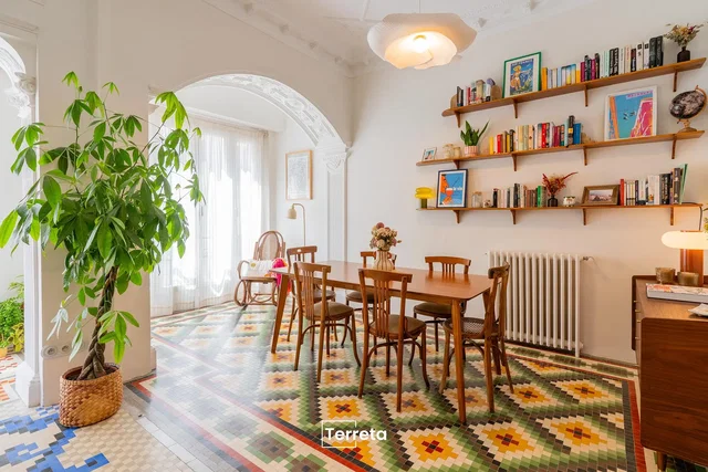 Salón; suelo de baldosas, luz natural, estilo rústico