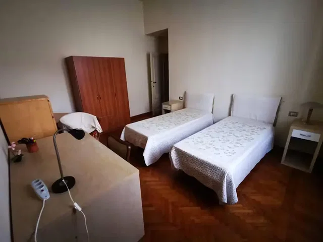 Dormitorio; suelo de madera, luz natural