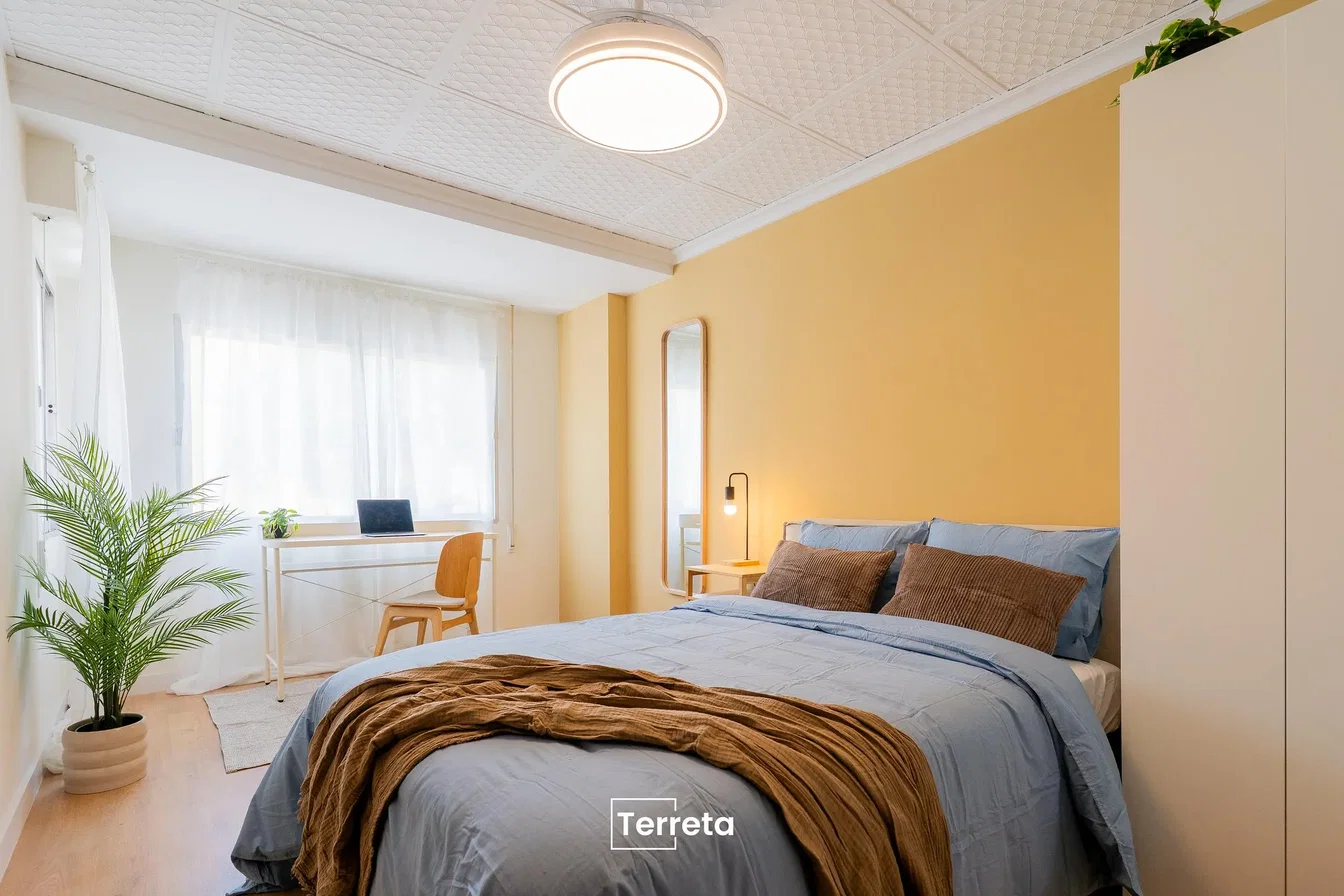 Dormitorio; luz natural, suelo de madera