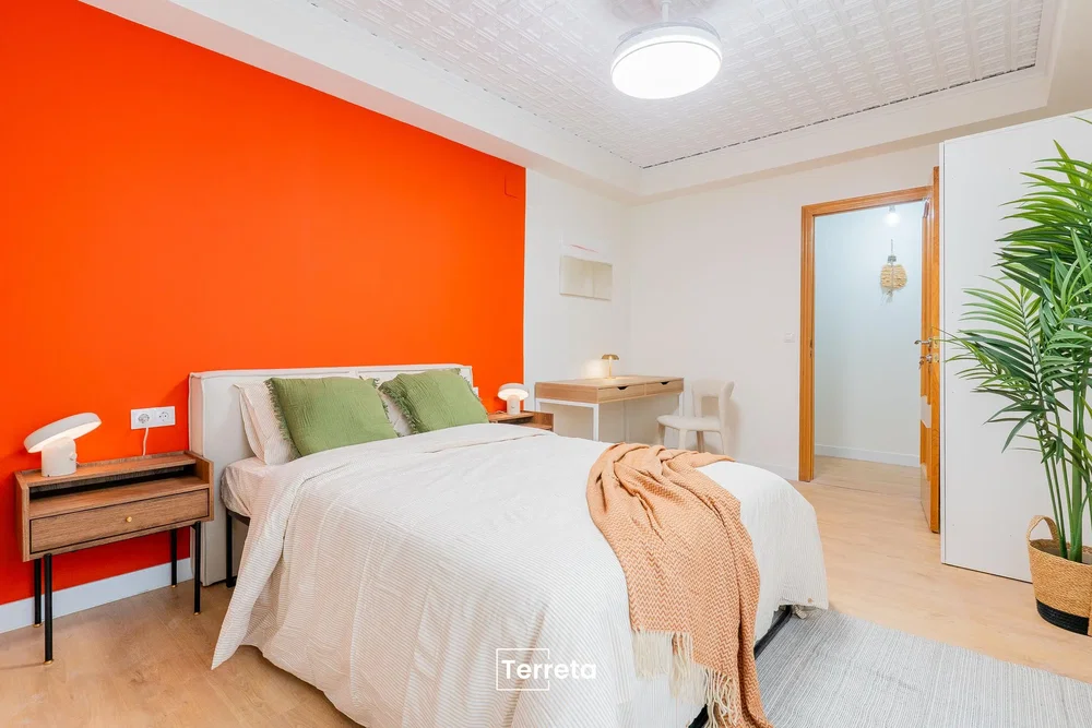 Dormitorio; luz natural, suelo de madera, estilo moderno