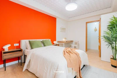 Dormitorio; luz natural, suelo de madera, estilo moderno