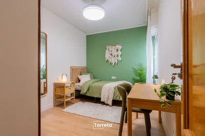 Dormitorio; suelo de madera, luz natural, estilo moderno