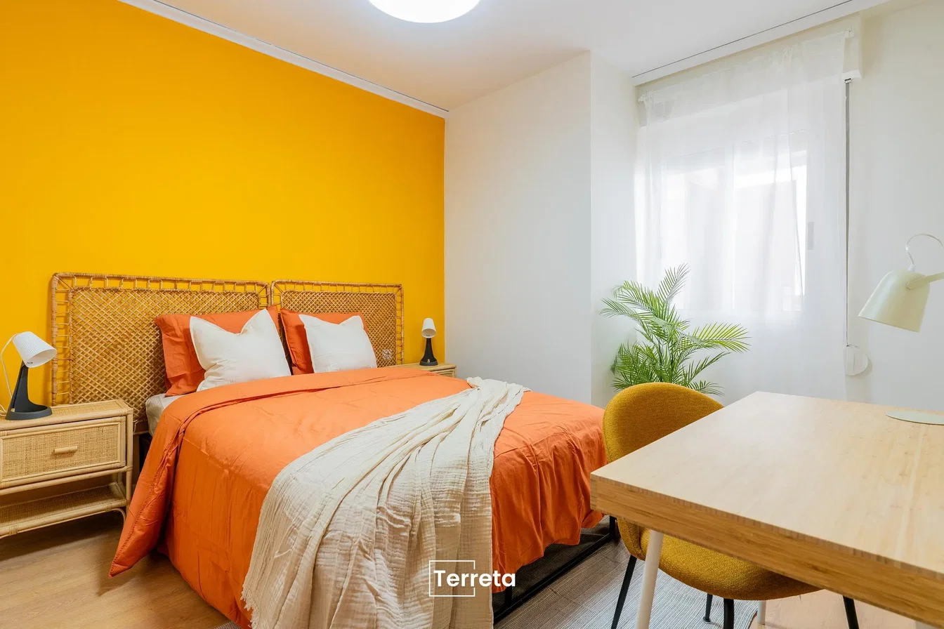 Dormitorio; suelo de madera, luz natural, estilo moderno