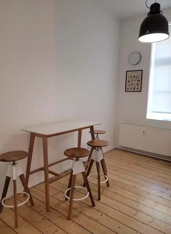 Kuchyňa; drevená podlaha, prirodzené svetlo