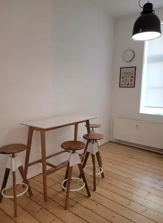 Kuchyňa; drevená podlaha, prirodzené svetlo