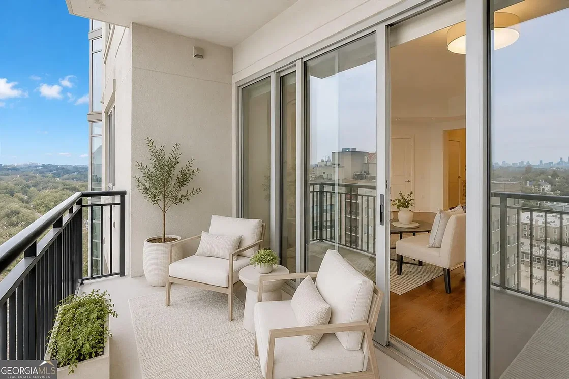 Balkon; výhled, přirozené světlo
