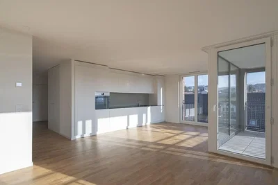 Obývací pokoj; přirozené světlo, dřevěná podlaha