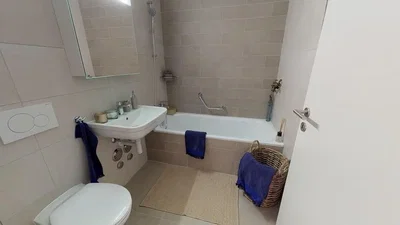 Koupelna; dlažba, přirozené světlo