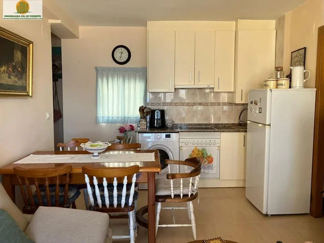 Cocina; electrodomésticos, suelo de baldosas, necesita renovación