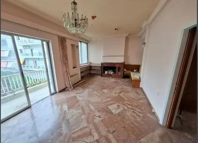 Obývačka; prirodzené svetlo, krb, potrebná rekonštrukcia