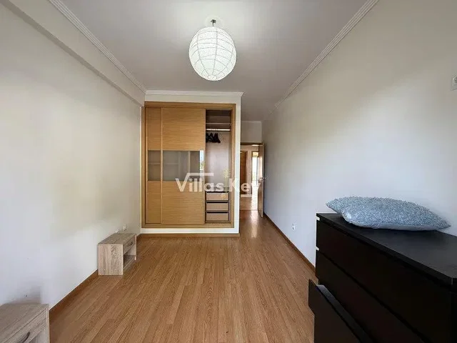 Schlafzimmer; holzboden, tageslicht