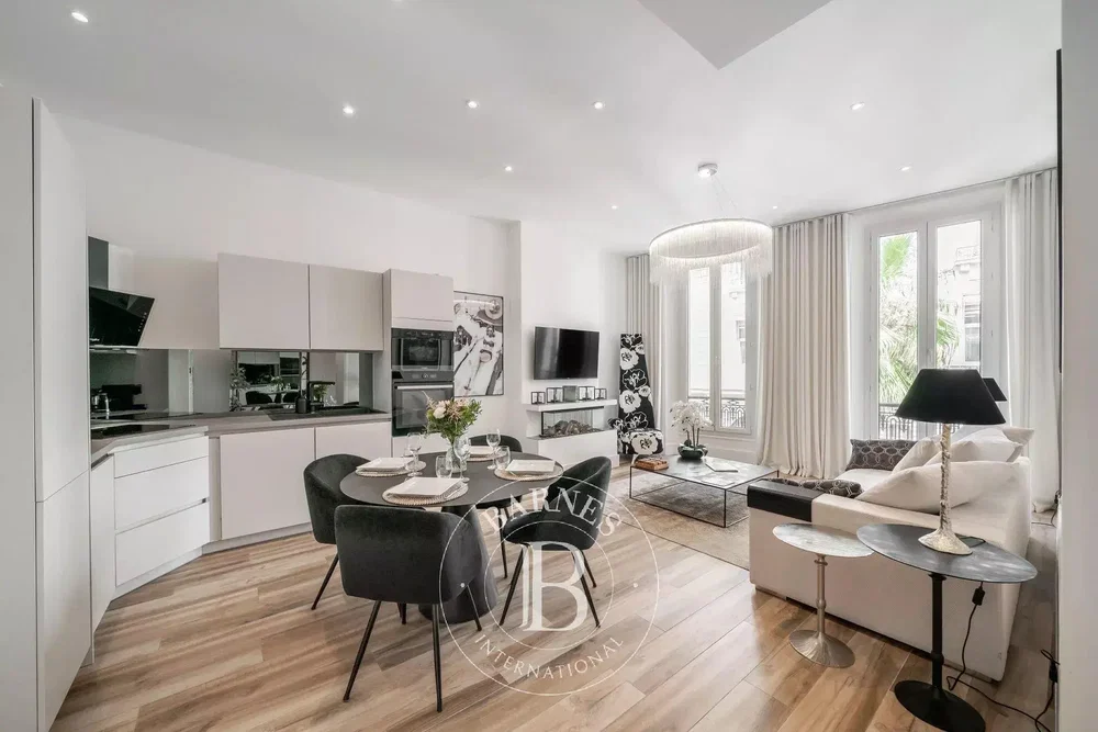 Salon; électroménager, parquet, lumière naturelle, style moderne