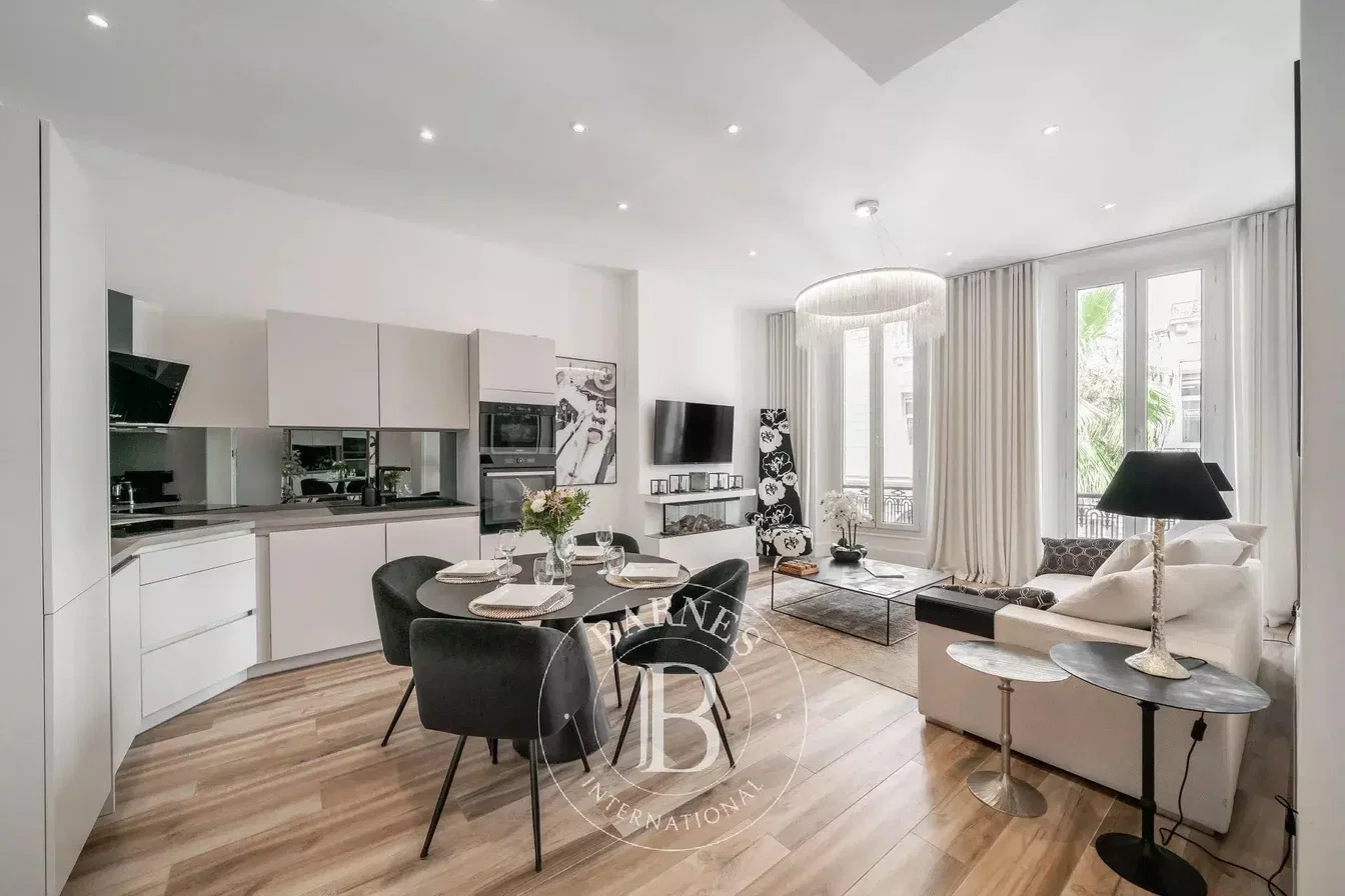 Salon; électroménager, parquet, lumière naturelle, style moderne