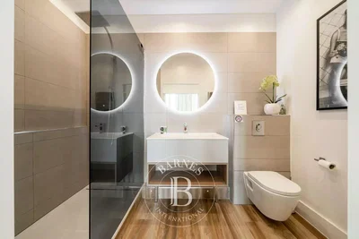 Toilette; fliesenboden, renoviert, tageslicht