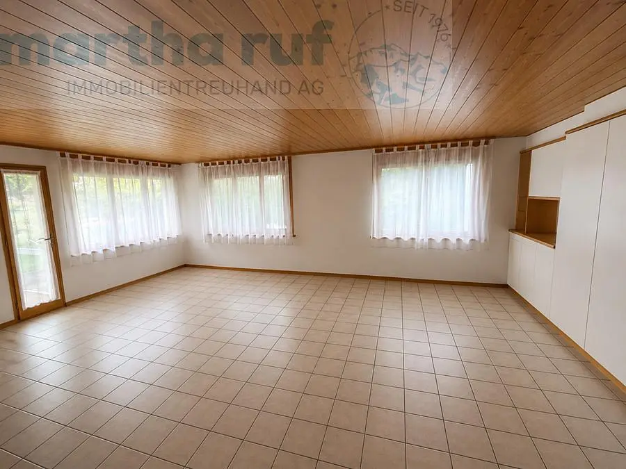 Wohnzimmer; fliesenboden, tageslicht