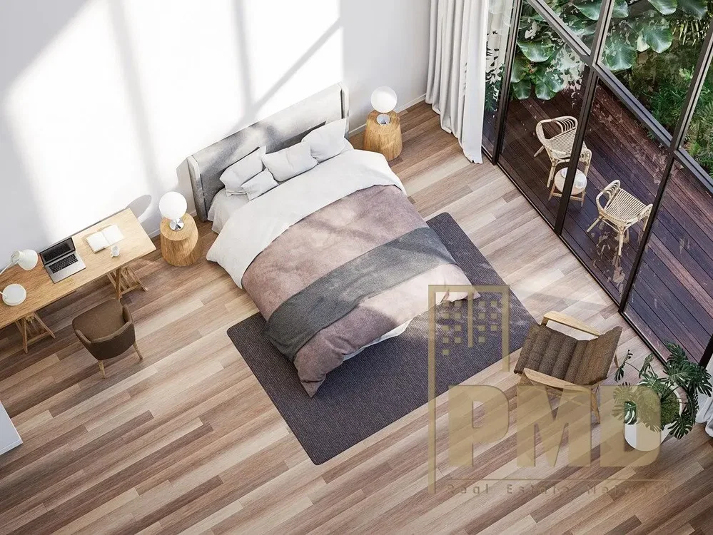 Camera da letto; pavimento in legno, luce naturale