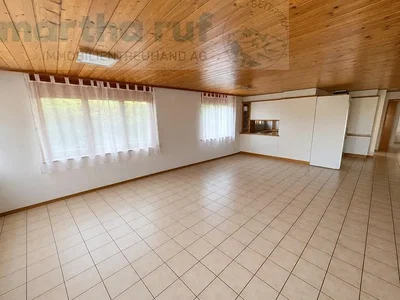 Wohnzimmer; fliesenboden, holzbalken, tageslicht