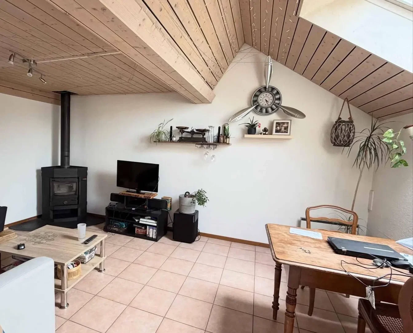Wohnzimmer; holzbalken, kamin, fliesenboden, tageslicht