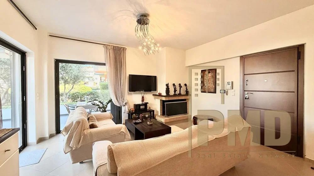 Woonkamer; uitzicht, open haard, natuurlijk licht