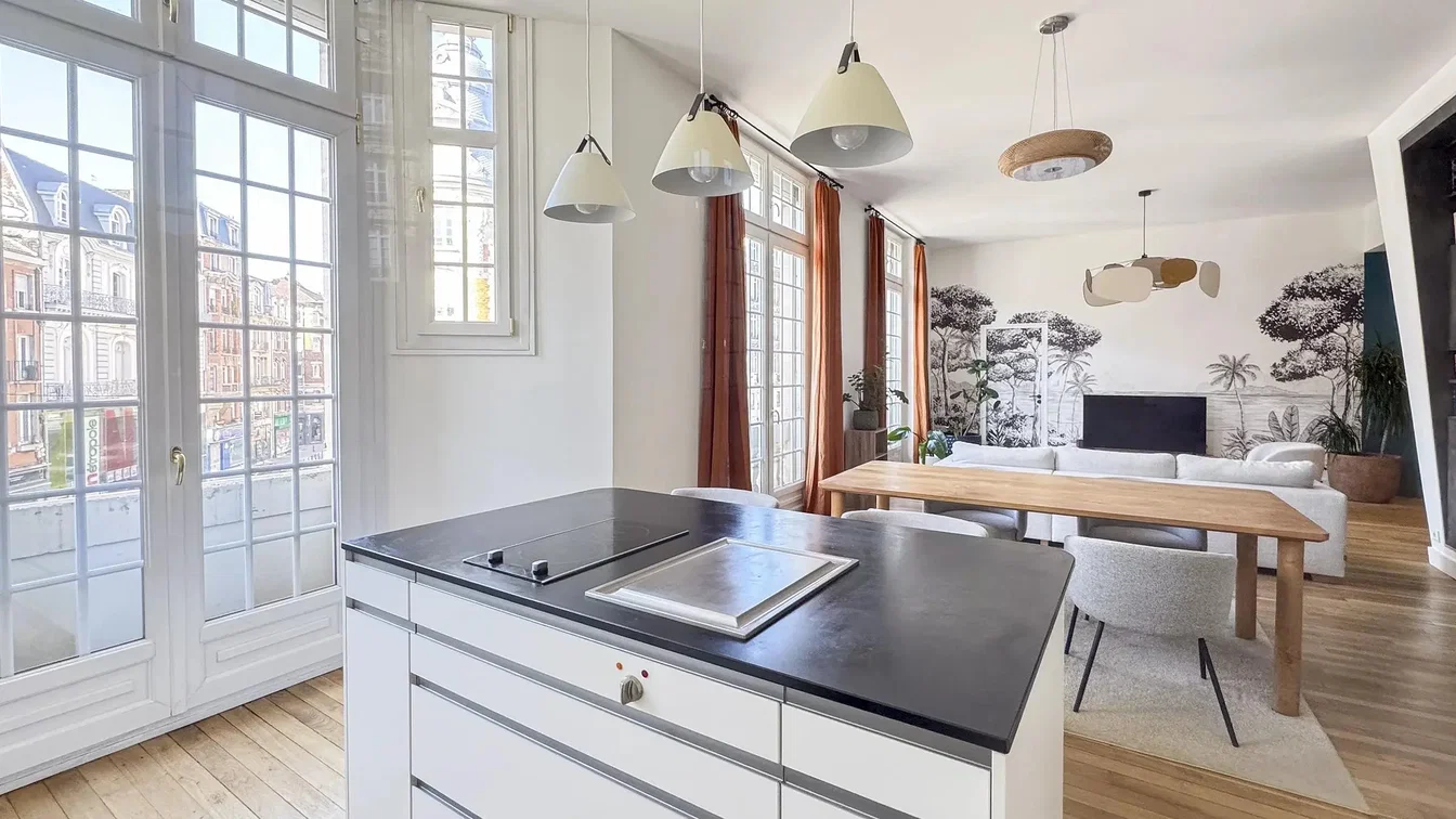 Küche; blick, küchengeräte, holzboden, tageslicht, moderner stil