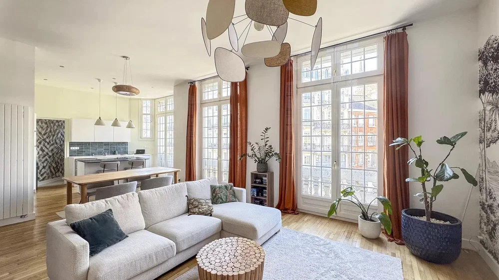 Wohnzimmer; tageslicht, holzboden, moderner stil