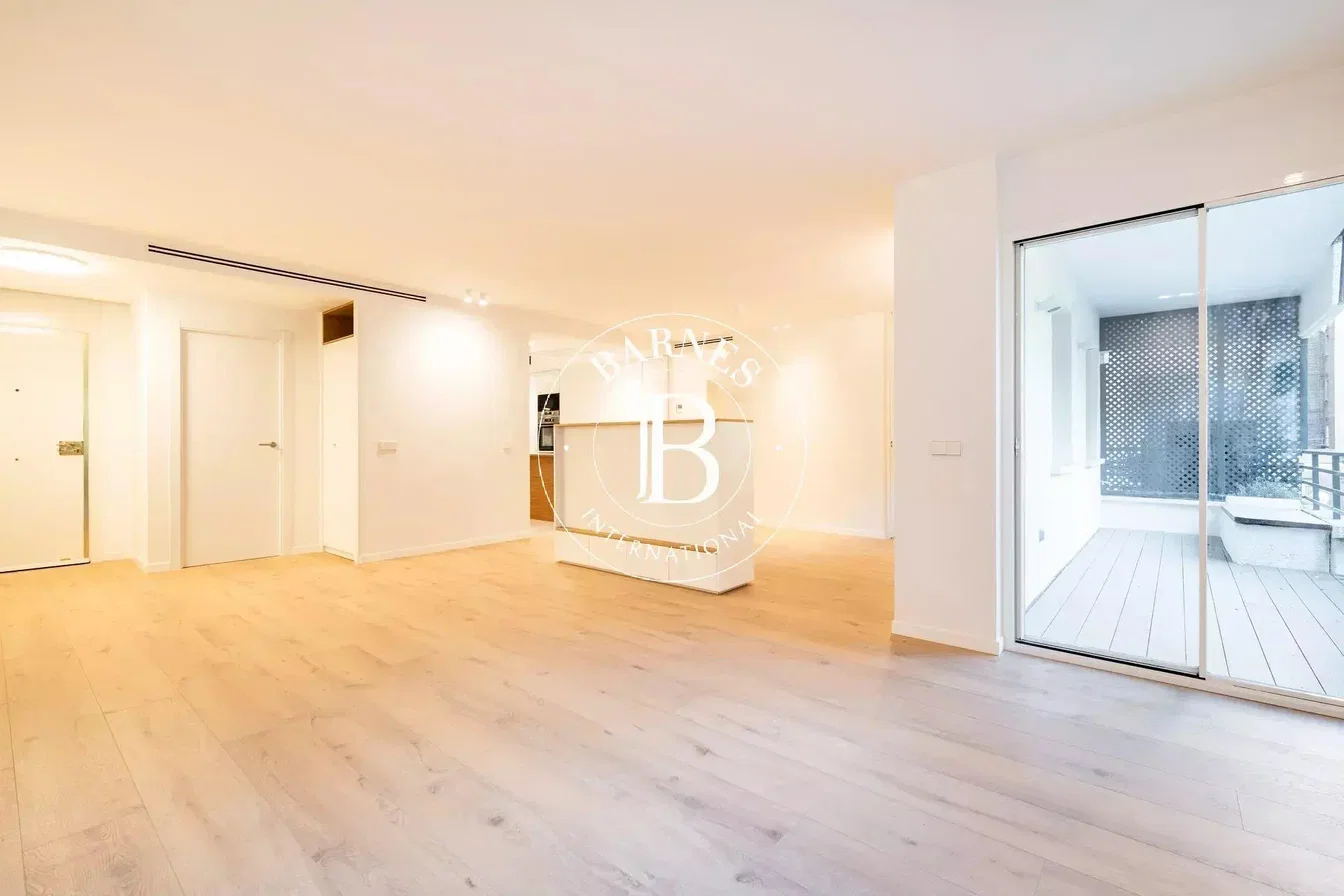 Wohnzimmer; holzboden, tageslicht