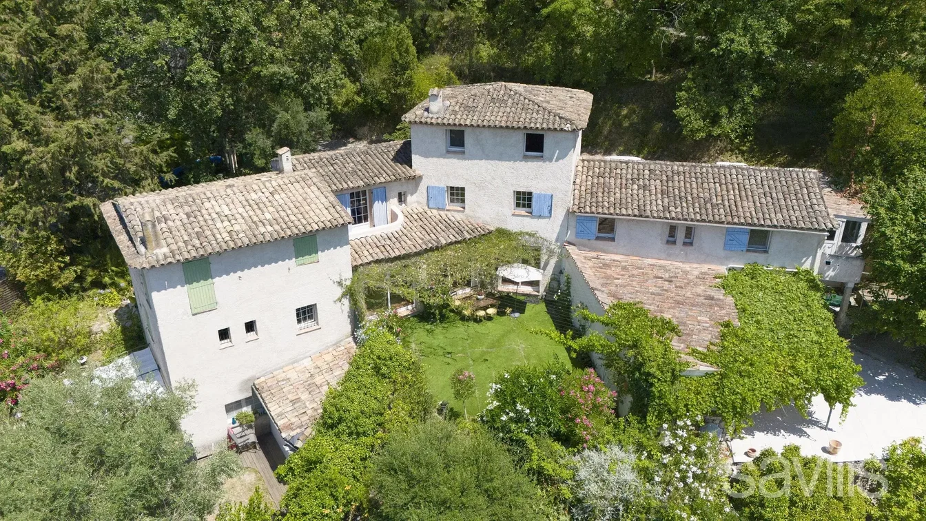 Maison et environs; lumière naturelle, vue